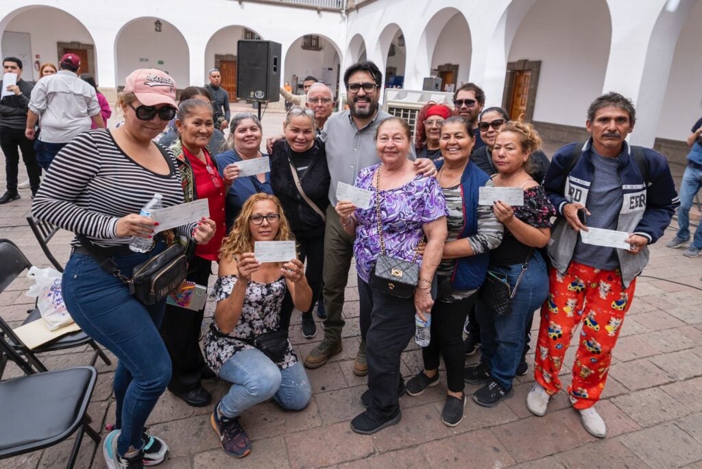 Alcalde Juan de Dios Gámez junto a los comerciantes beneficiados.