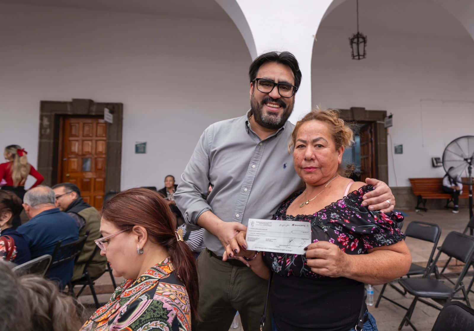 Alcalde Juan de Dios Gámez Mendívil entregando un cheque del Programa de Apoyo Económico Emergente.