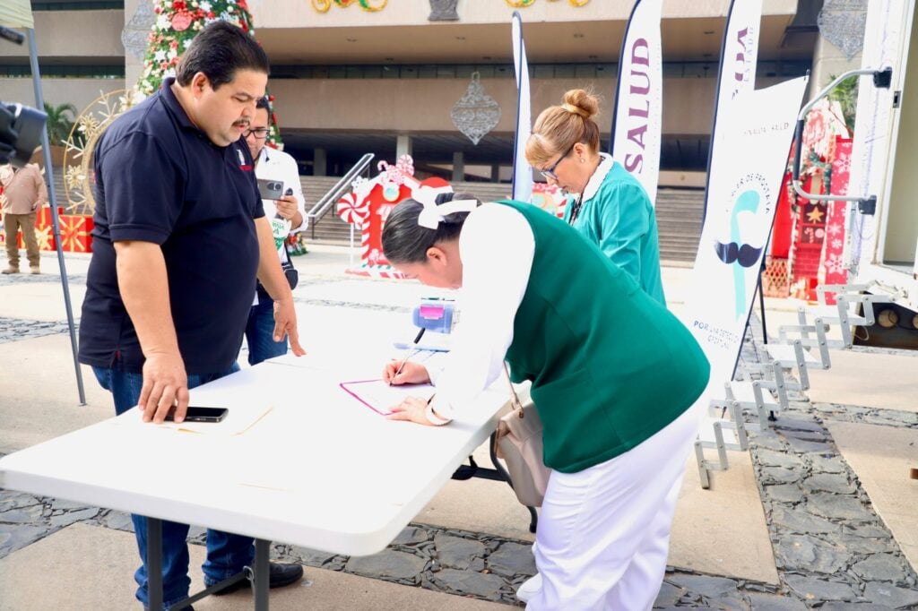 Población varonil acudiendo a la prueba sanguínea para la detección de cáncer de próstata.