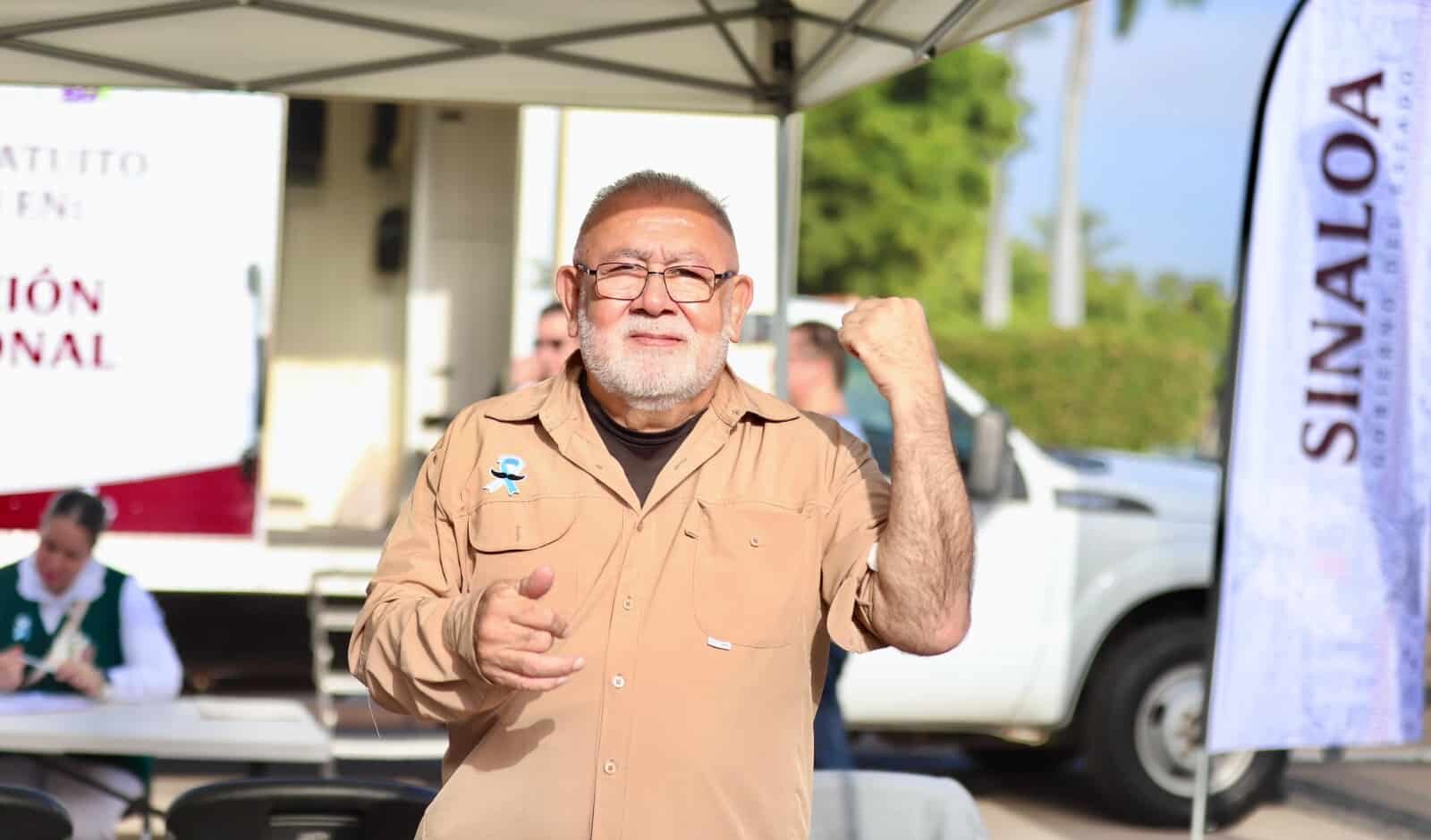 Hombre adulto acudiendo a la prueba sanguínea en la Unidad Móvil de Salud.