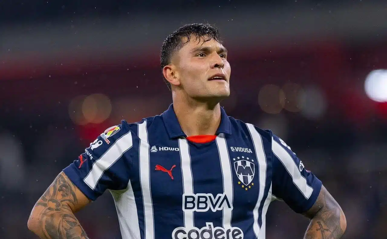 Brandon Vázquez hace una pose de victoria tras el juego de Rayados de Monterrey contra Atlético de San Luis