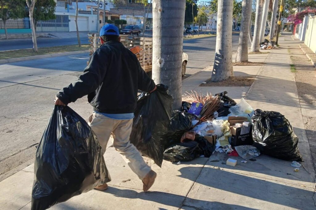 Recolección de basura por el personal de Servicios Públicos de Ahome