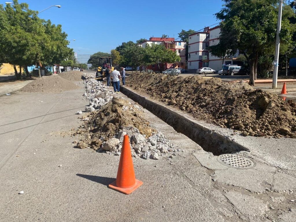 Rehabilitación de alcantarillado en el  Infonavit El Conchi.