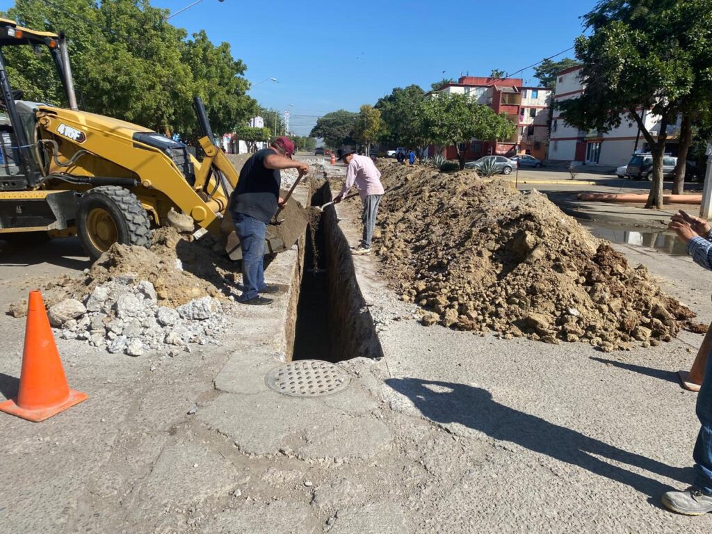 Rehabilitación de alcantarillado en el  Infonavit El Conchi.