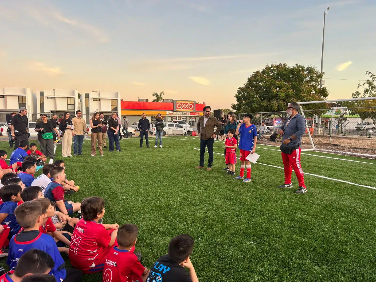 El alcalde de Culiacán entrega cancha de futbol en Villa de Cedro para los niños del sector que practican el deporte