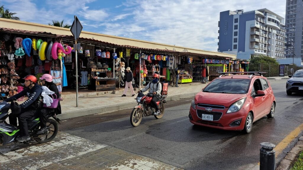 Reportan caída de hasta 70 % en las ventas de souvenirs en Mazatlán