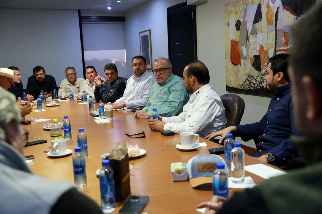 Gobernador Rocha Moya reunido con líderes agrícolas del estado.