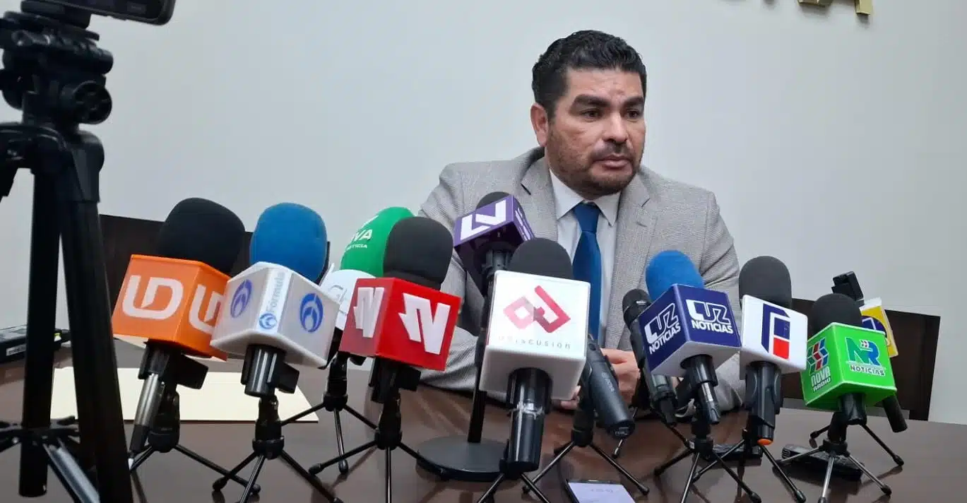 Rodolfo Valenzuela Sánchez habla con los medios de comunicación