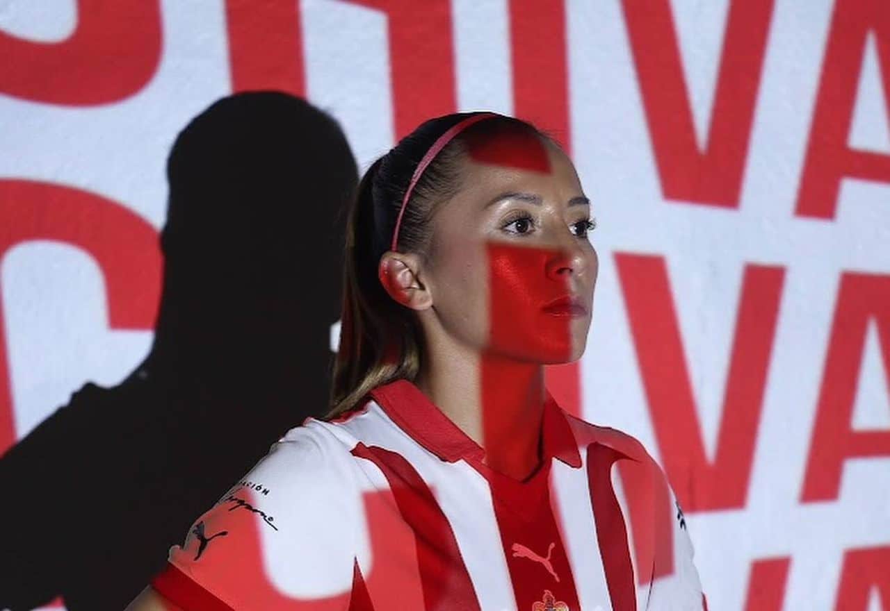 Rubí Soto se encuentra de pie con un reflector que ilumina su rostro 