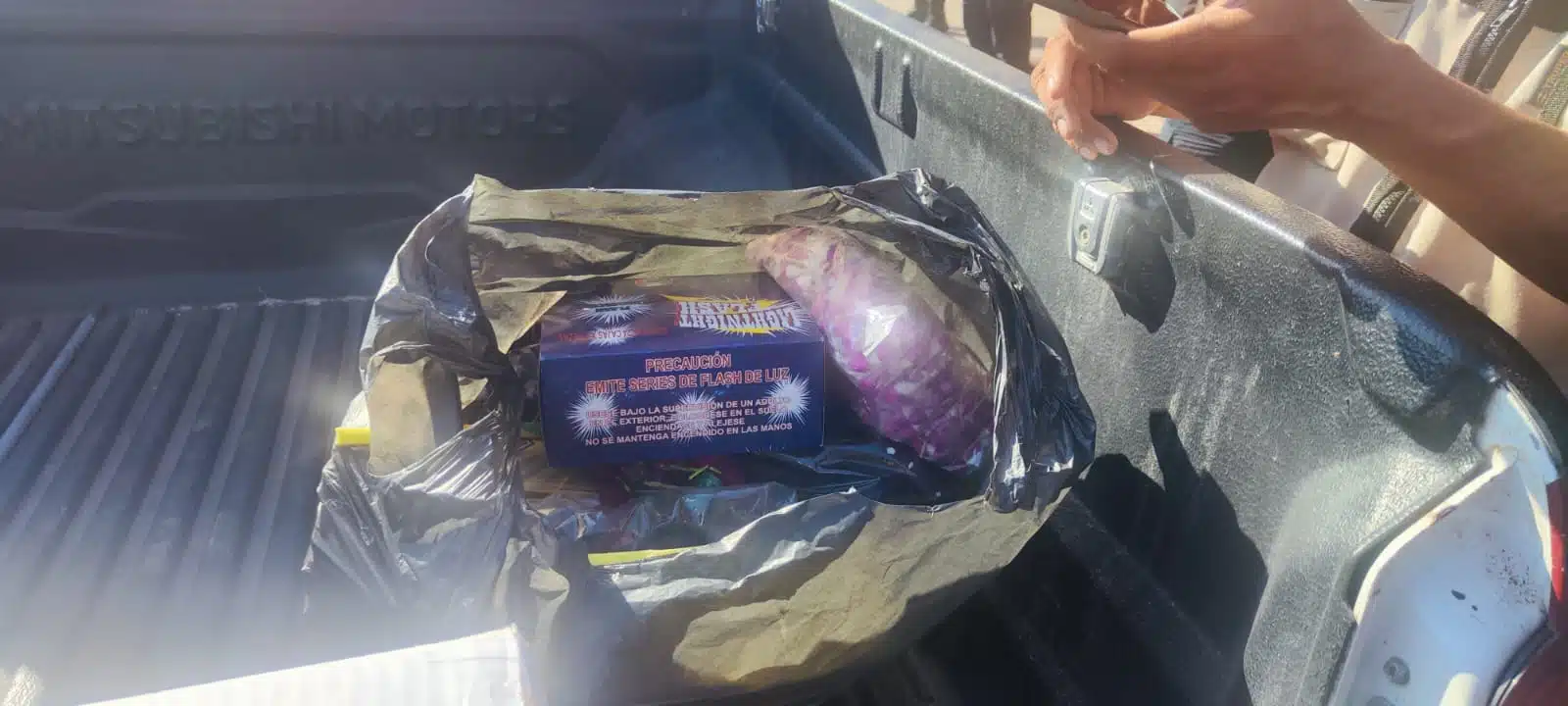 SSPyTM, Policía Estatal y PC aseguran 80 kilos de pirotecnia en tianguis y el Centro de Culiacán