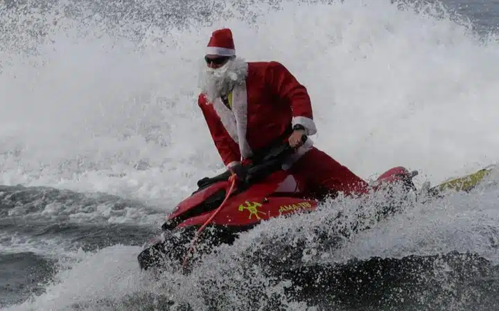 ¿Y los renos? Santa Claus llega en moto acuática y entrega regalos a niños en una playa de Brasil