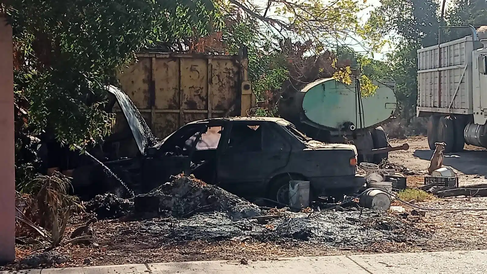 Se incendia auto cerca de primaria de ejido Benito Juárez, Ahome