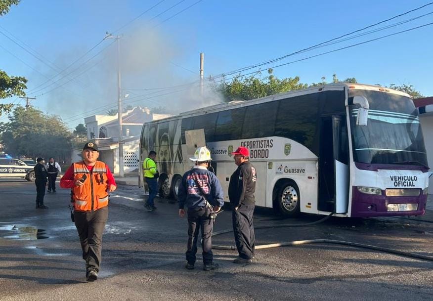 Se incendia camión del Instituto Municipal del Deporte de Guasave