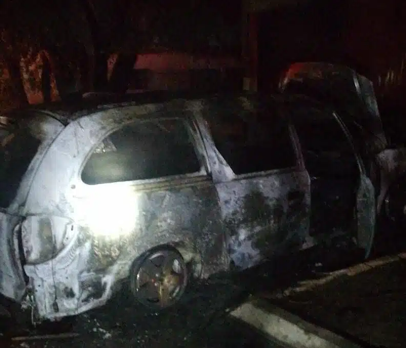 Se incendian dos vehículos en supuesto abandono en calles de Los Mochis