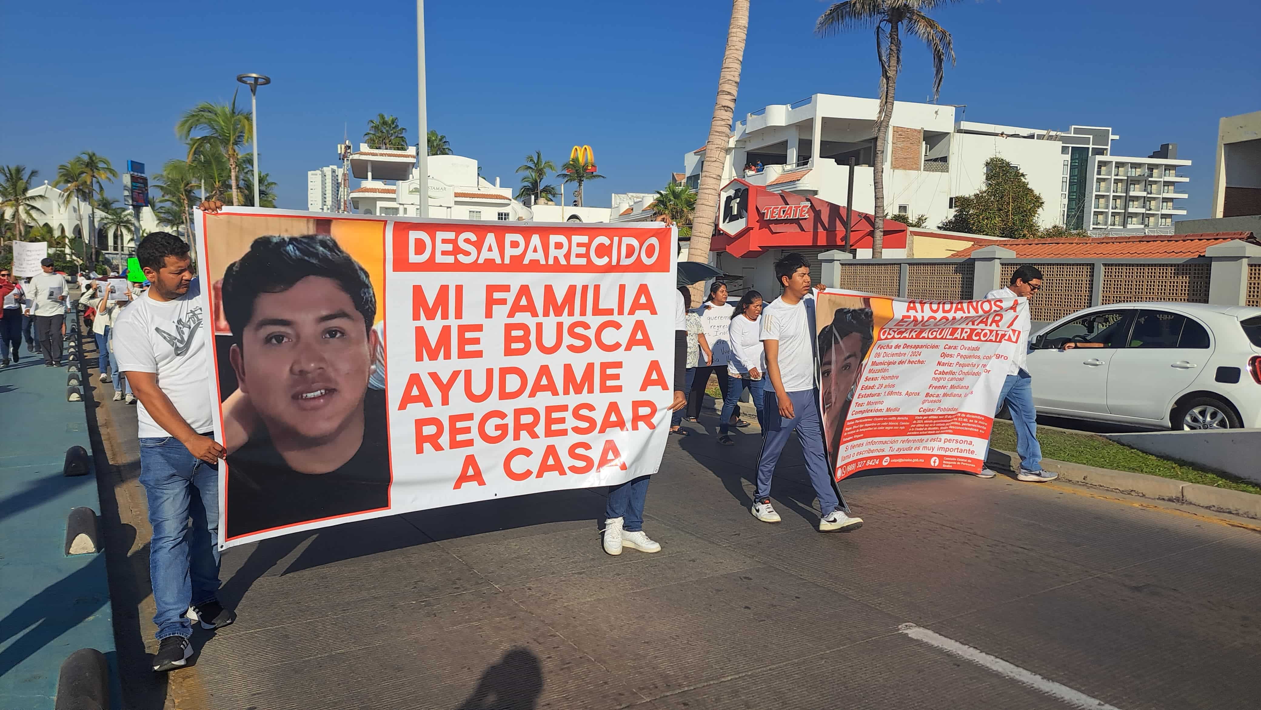 Se manifiestan por la desaparición de Óscar en Mazatlán