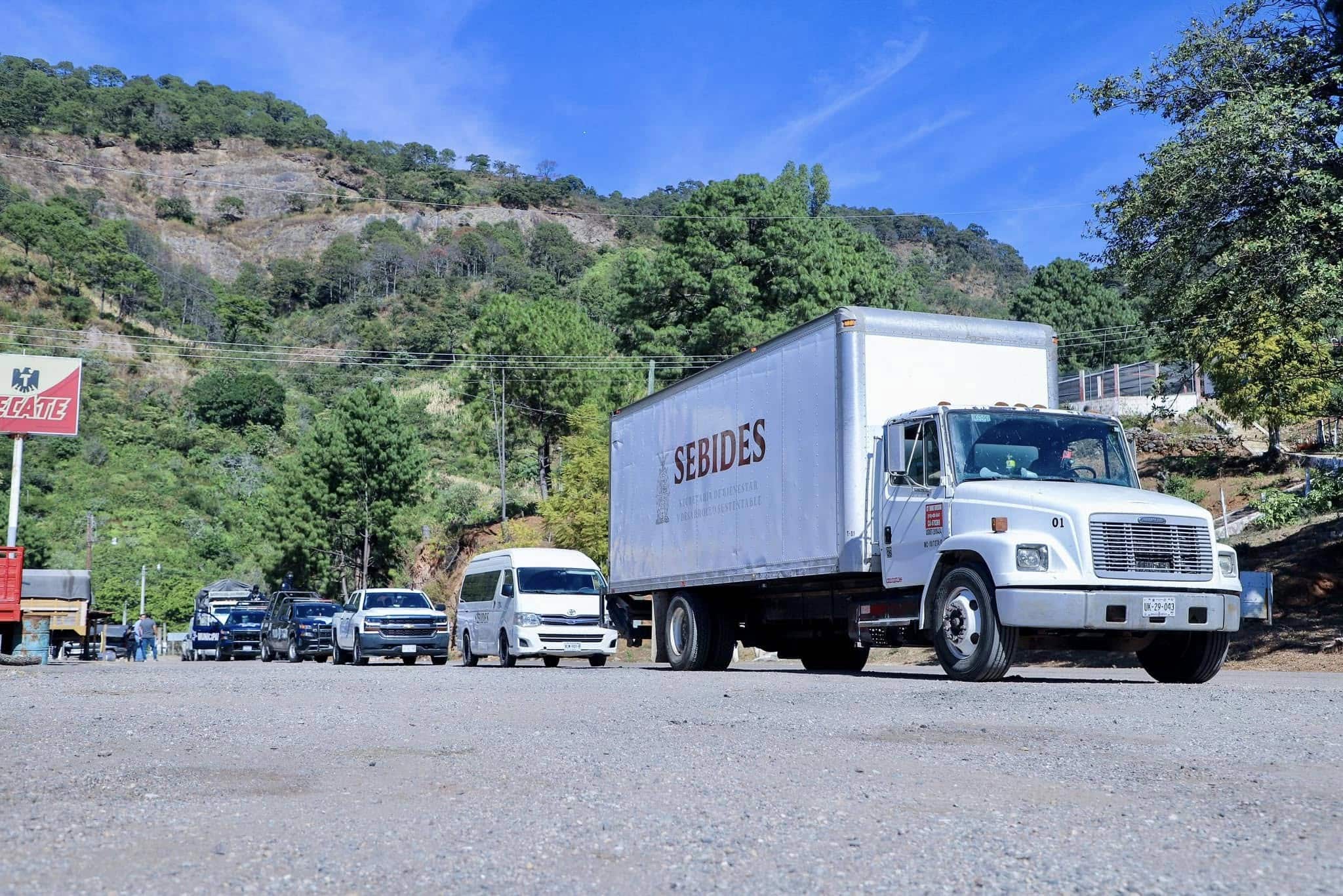 Camión de la Sebides en zona serrana de Sinaloa