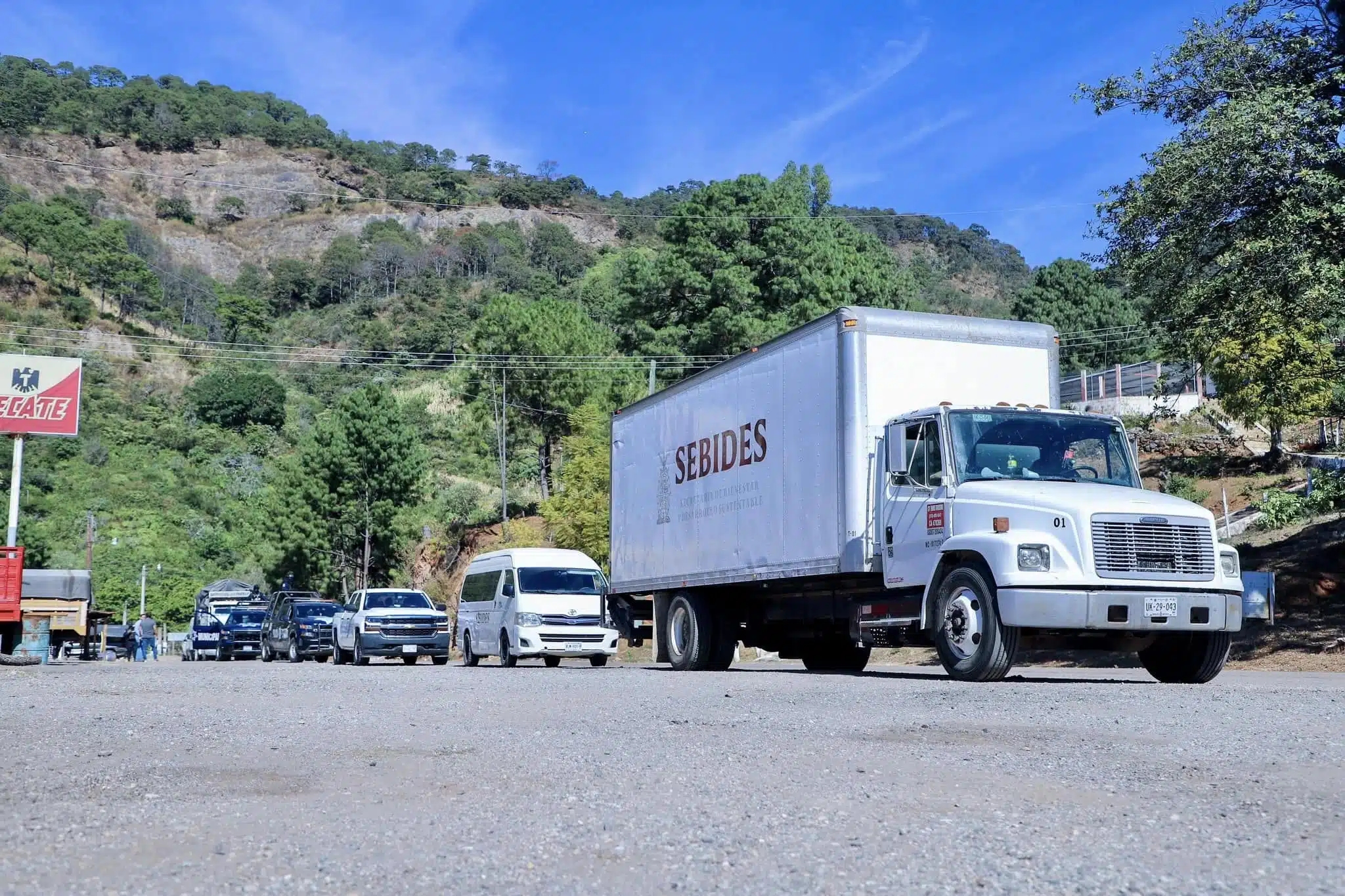 Camión de la Sebides en zona serrana de Sinaloa