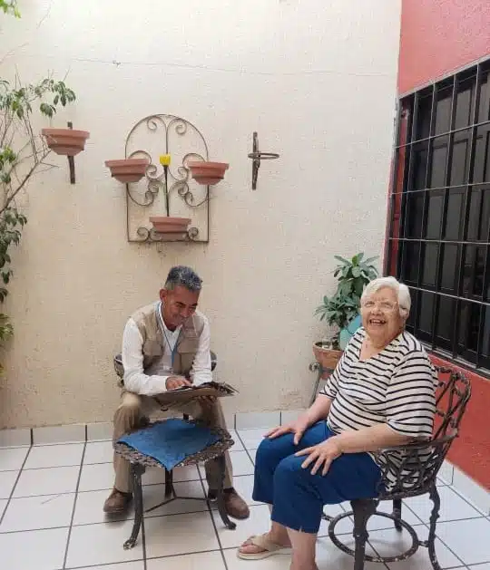 Servidores de la Nación haciendo visitas casa por casa.