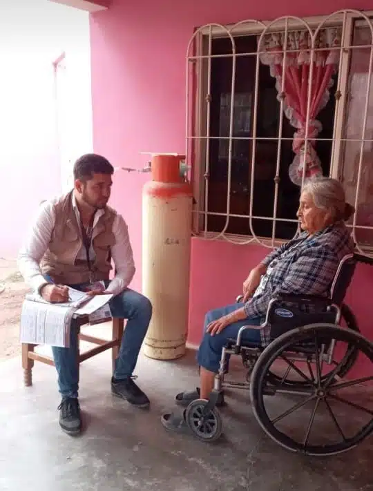 Servidores de la Nación haciendo visitas casa por casa.