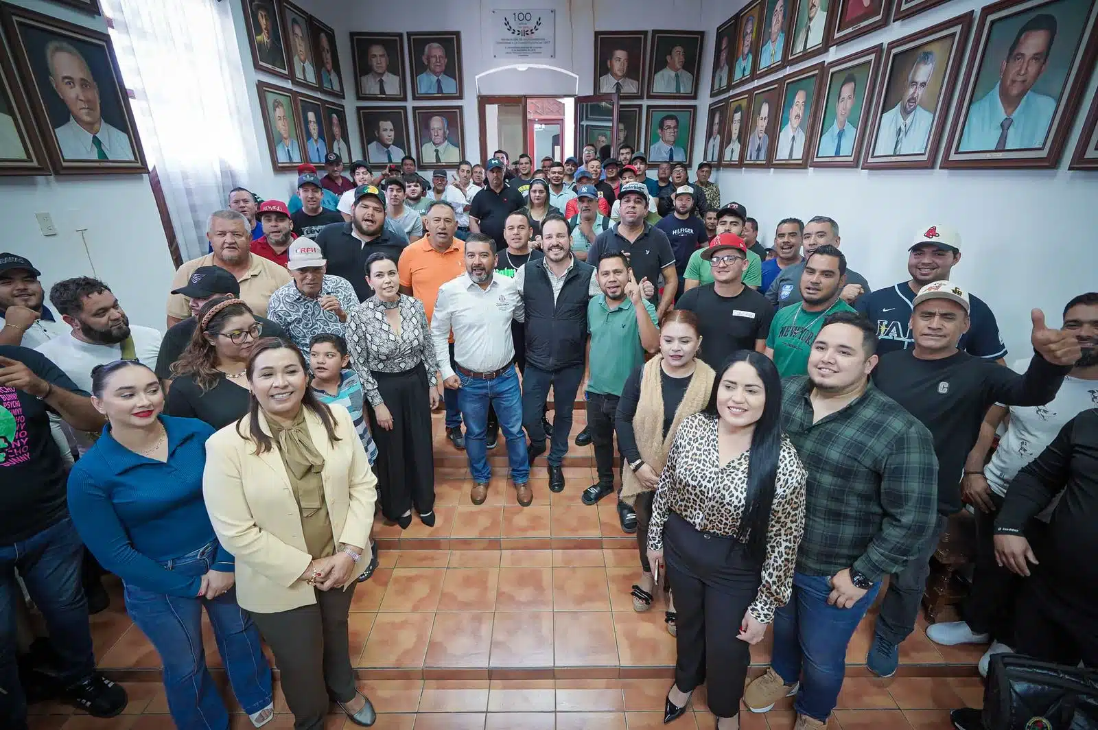 Ricardo Velarde entrega apoyos por parte del programa “Sinaloa Late Fuerte” en Concordia.