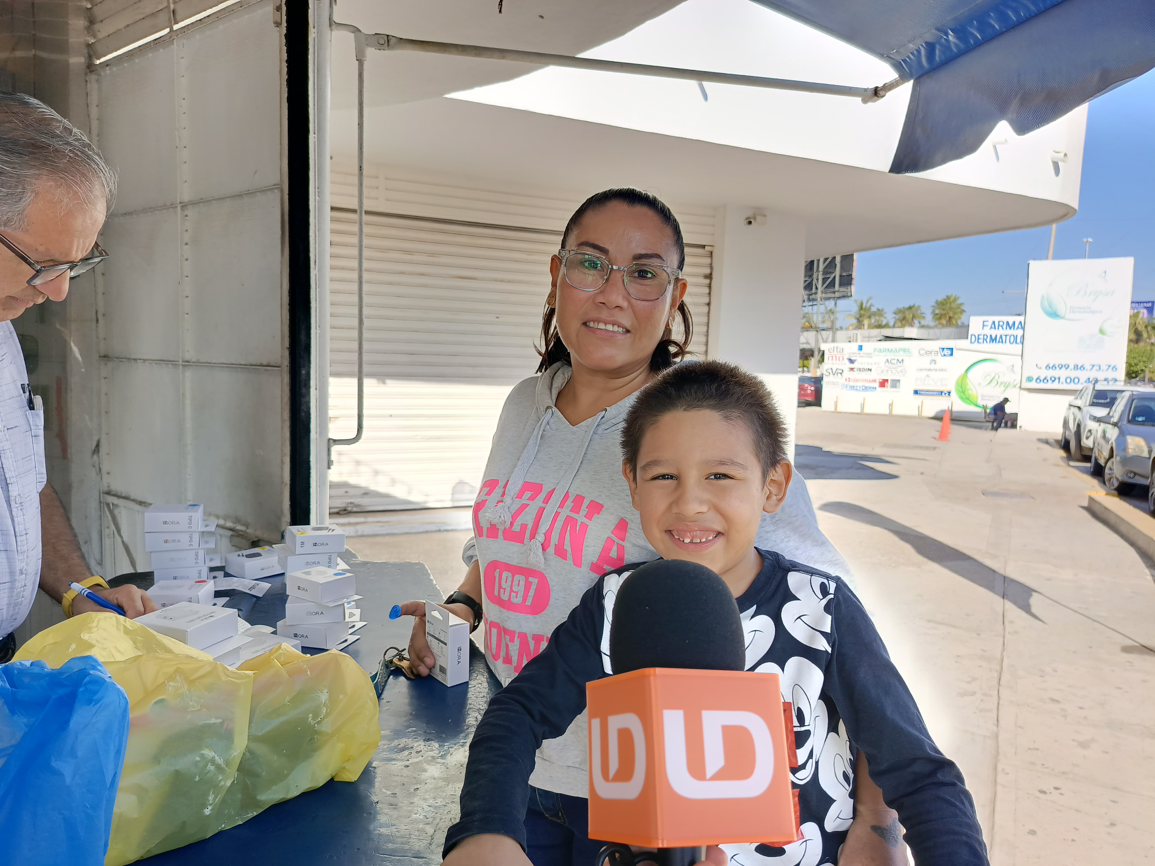 Niños participando en el sondeo navideño de Línea Directa