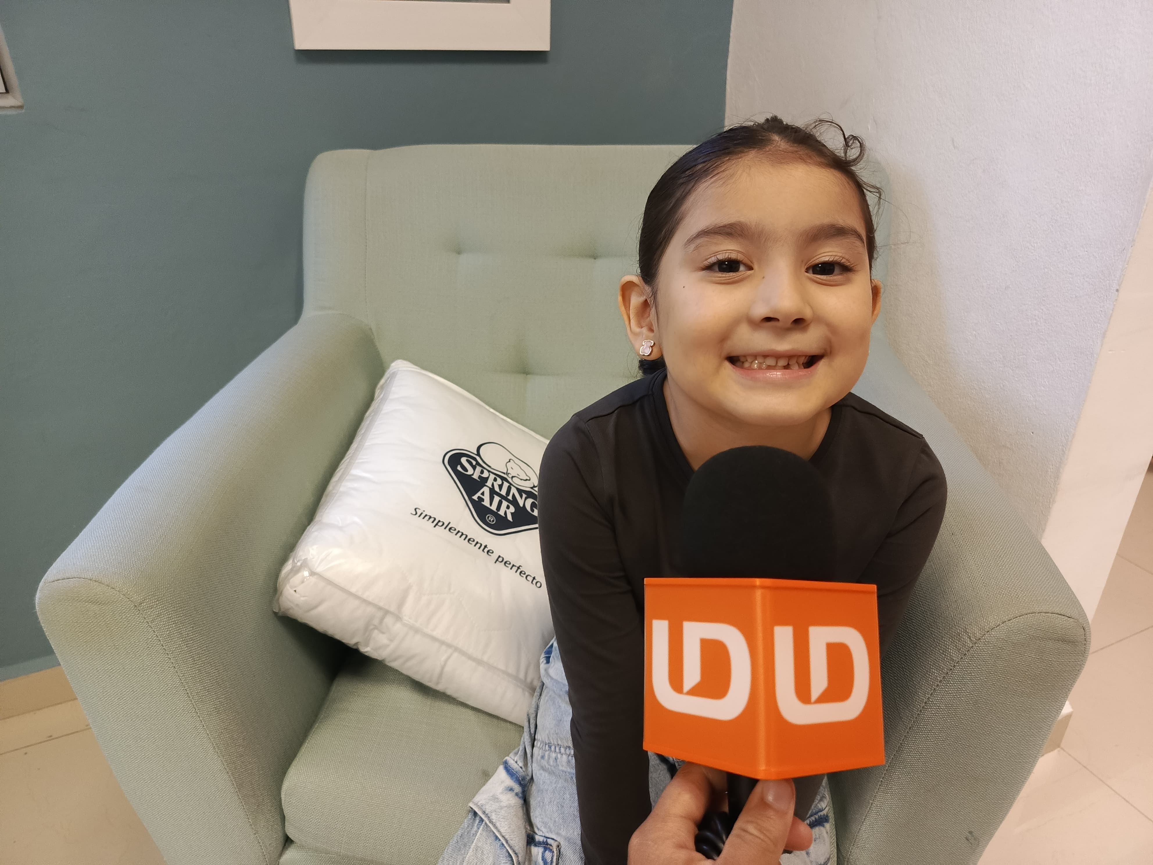 Niños participando en el sondeo navideño de Línea Directa