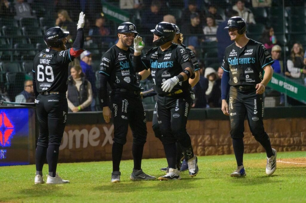 Sultanes de Monterrey festejan victoria frente a los Cañeros