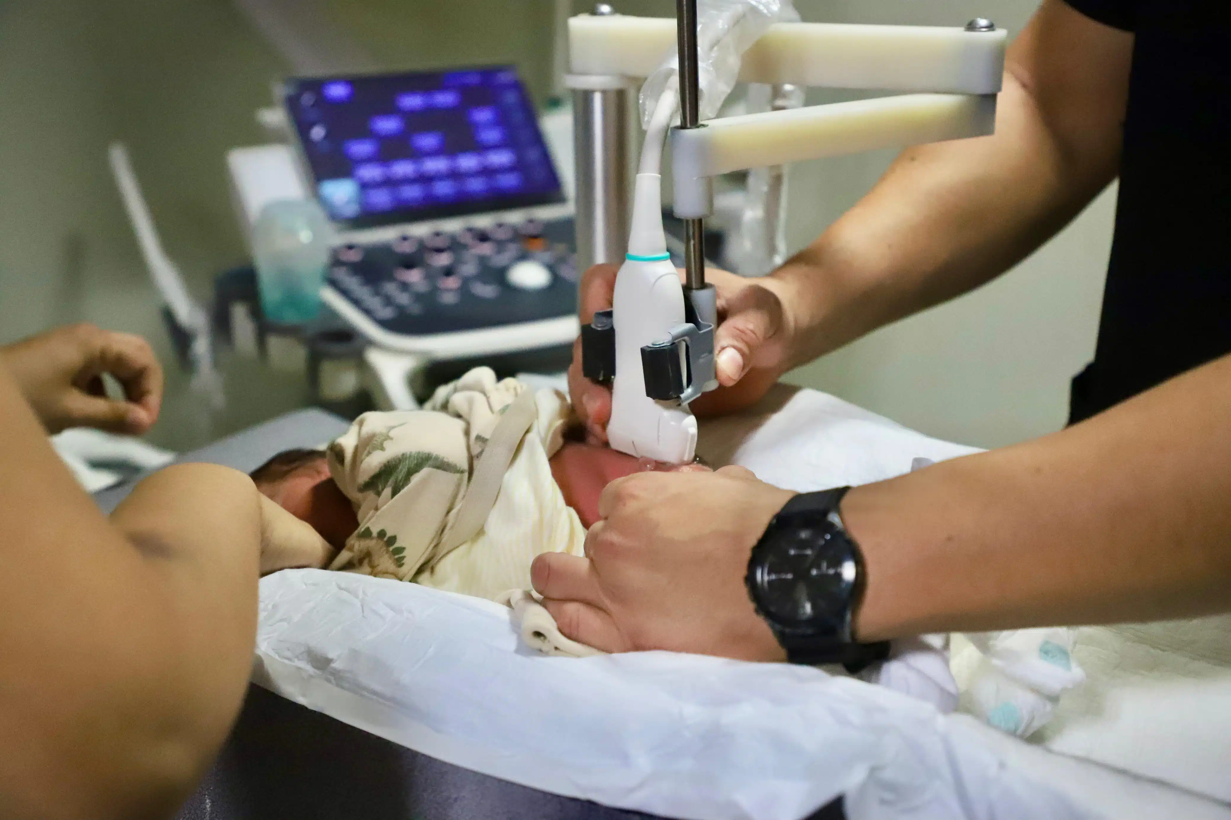 Especialistas de la salud realizando un examen de tamiz de cadera en el Hospital de la Mujer.