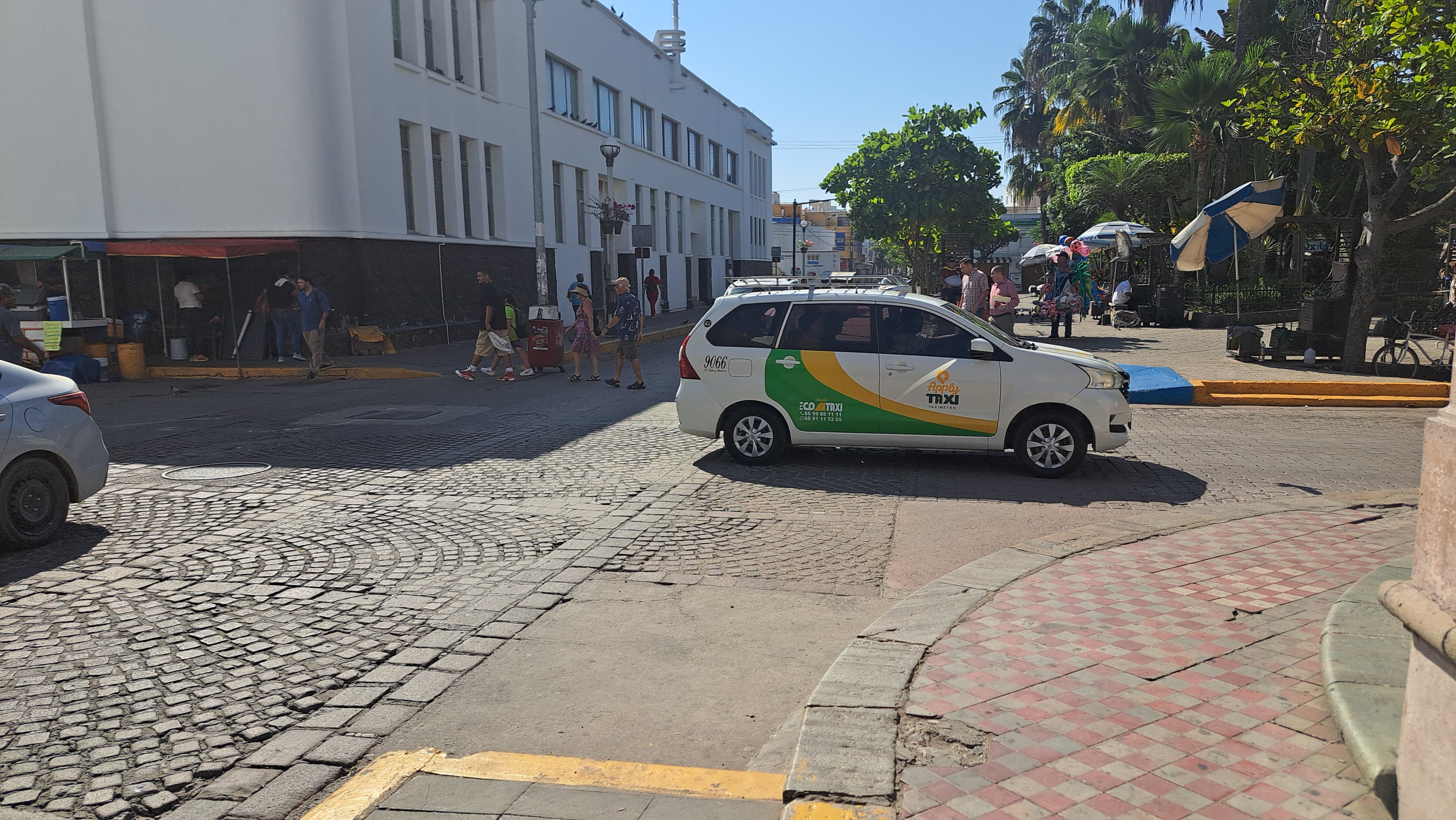 Unidad de Taxis Verdes de Mazatlán circulando en las calles de la ciudad