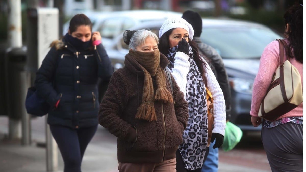 Personas abrigadas por frío en Durango