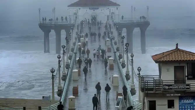 Alerta por tormenta con olas de hasta 18 metros de altura que azota el norte de California