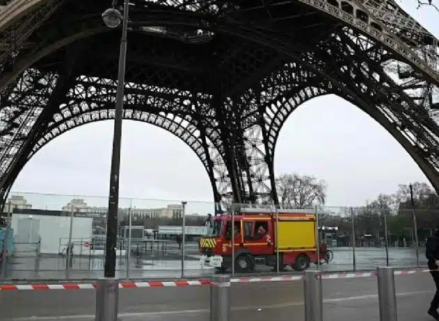 Turistas son evacuados de la torre Eiffel tras cortocircuito en el sistema de ascensores