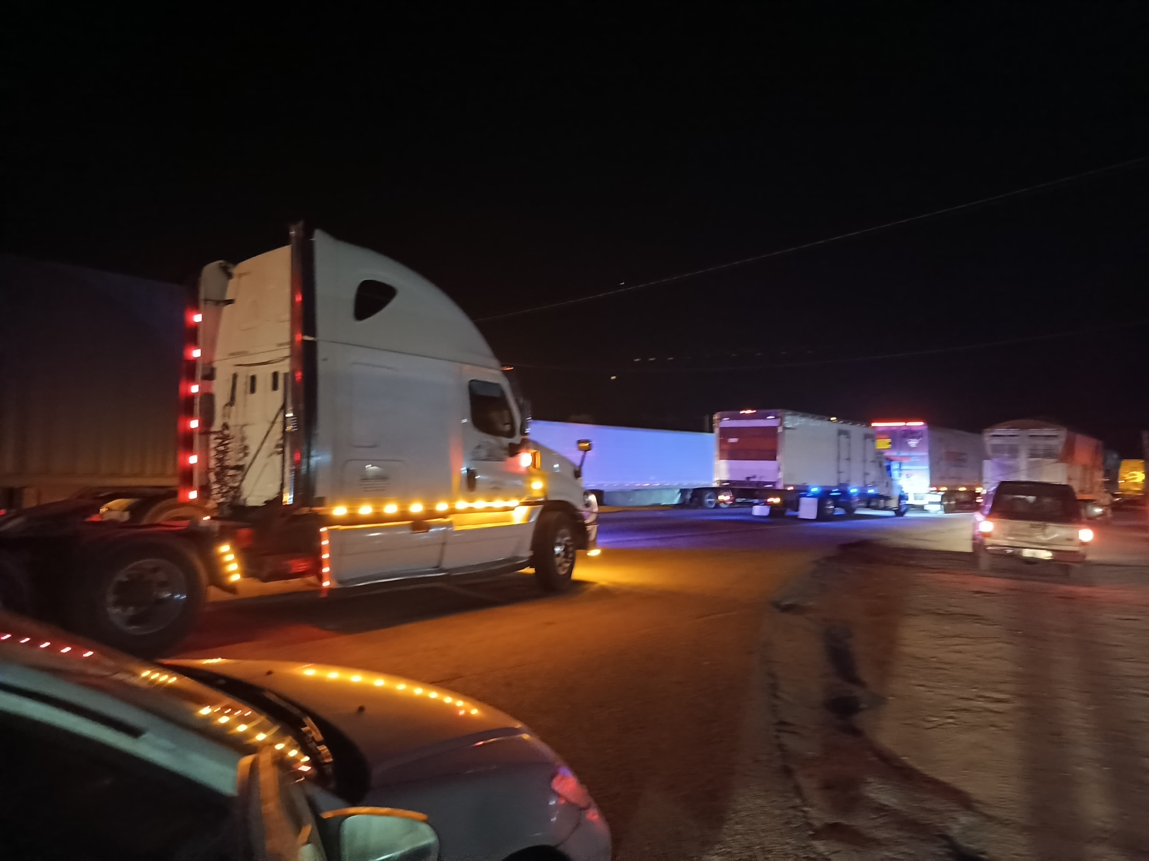 Larga fila de coches y camiones se forman debido a la lentitud del tráfico por la volcadura de un tráiler en la tarde del jueves 19 de diciembre
