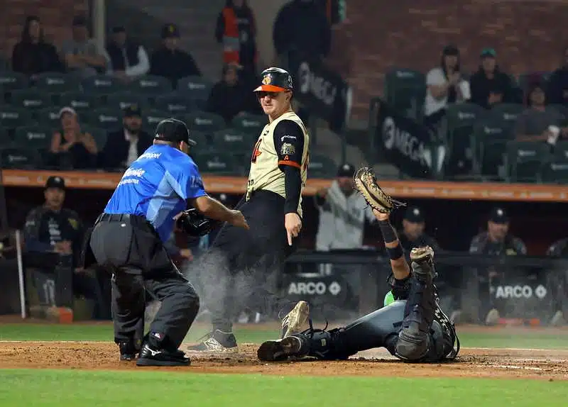 Carlos Garzón completa la jugada de triple play en la segunda entrada.