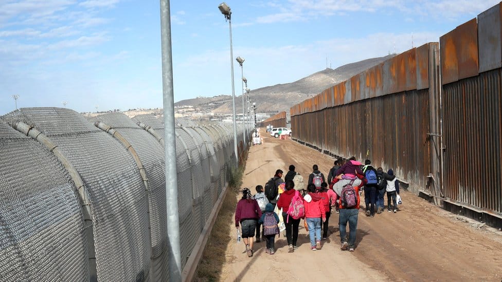 Trump reafirma su plan construir muro fronterizo y critica a México y Canadá por la migración