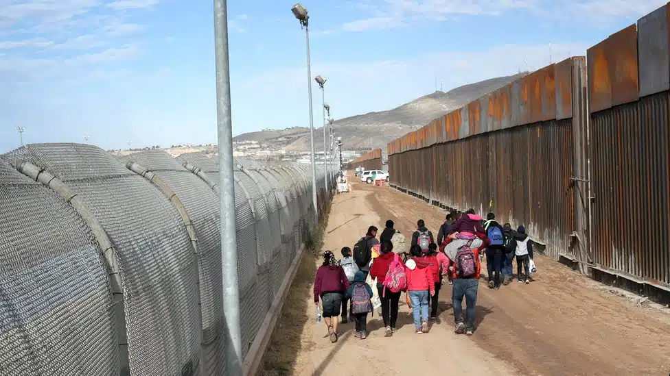 Trump reafirma su plan construir muro fronterizo y critica a México y Canadá por la migración