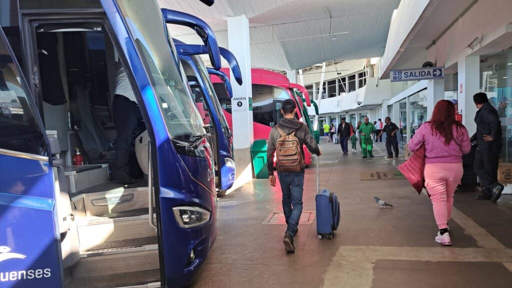 Llegada de visitantes a la Central de Autobuses en Mazatlán