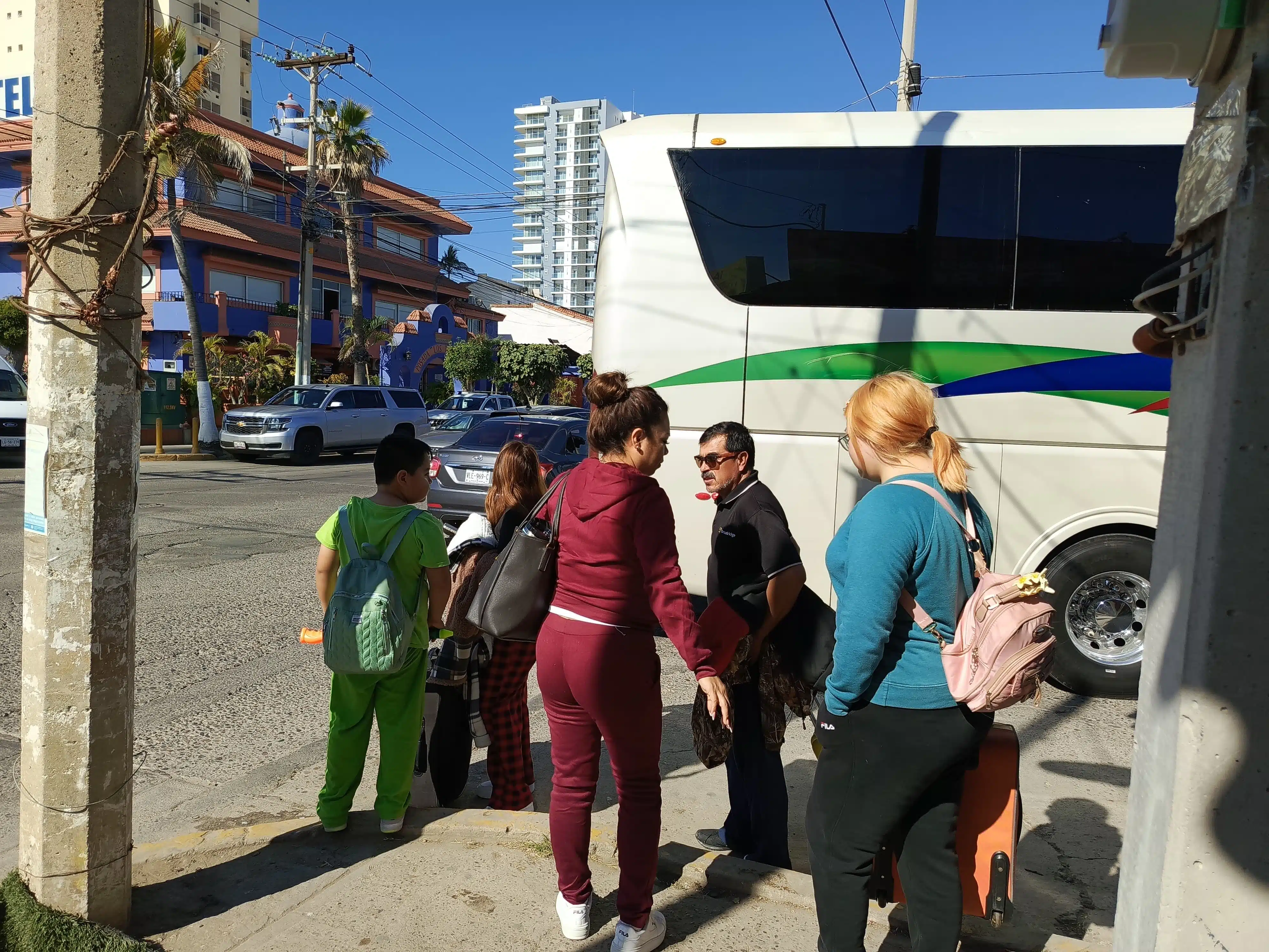 Turistas visitan a las playas de Mazatlán