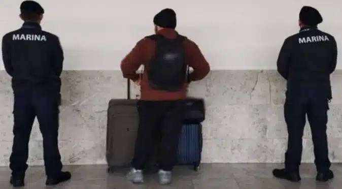 Turista proveniente de Roma es detenido en el AICM con varios kilos de cocaína