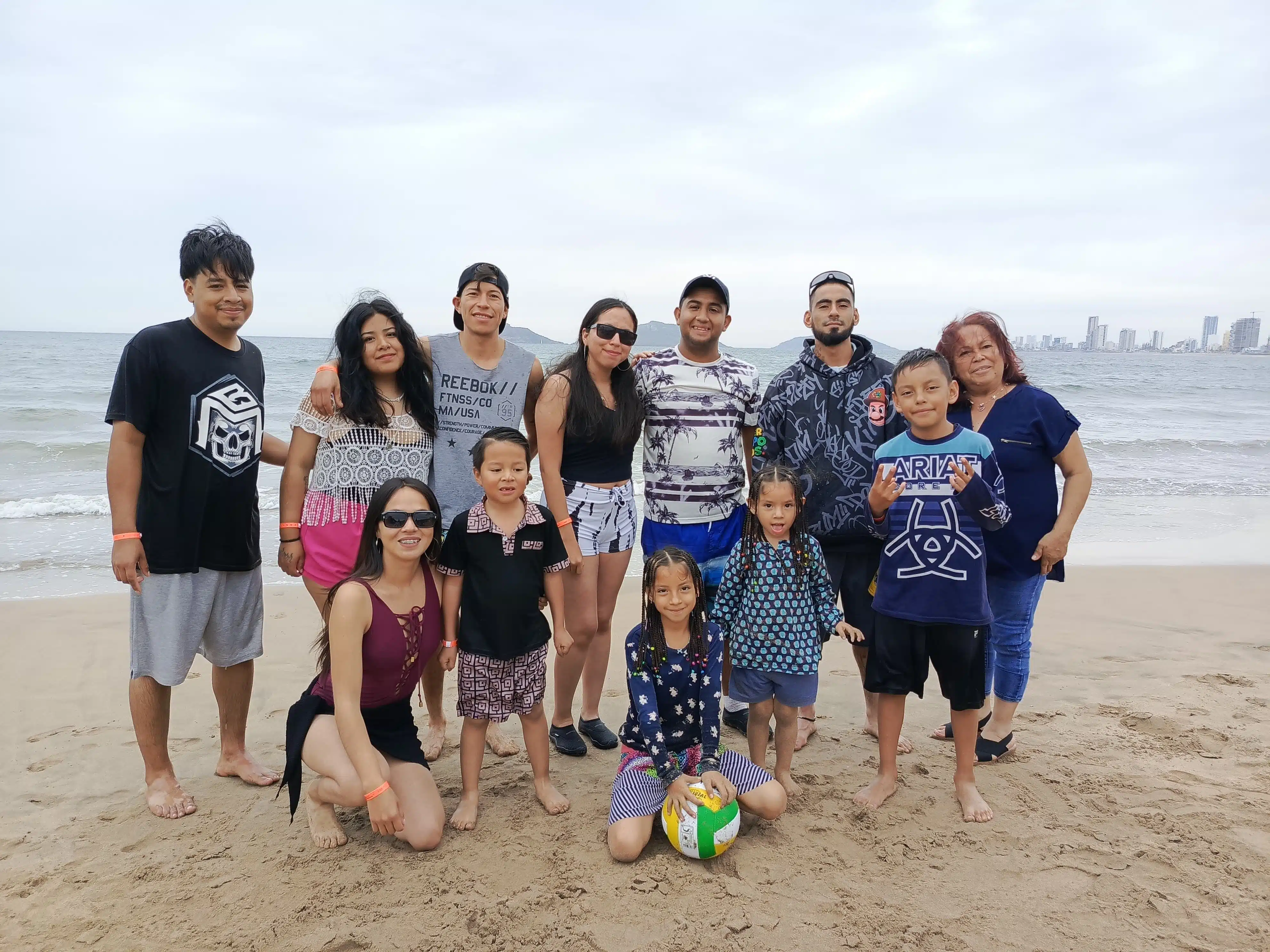 Turistas disfrutando de la playa en Mazatlán.