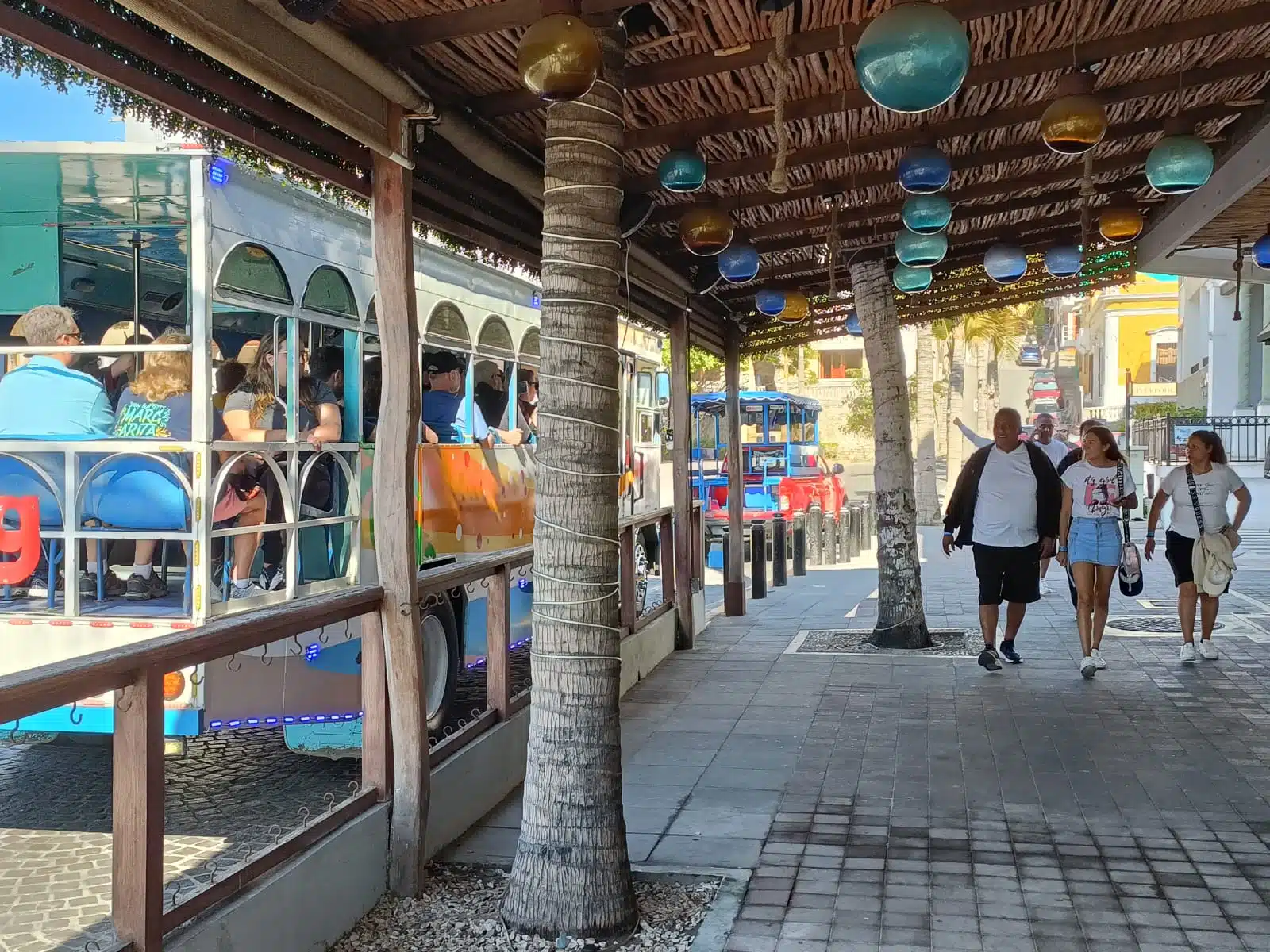 Cruceristas paseando por las calles de Mazatlán.