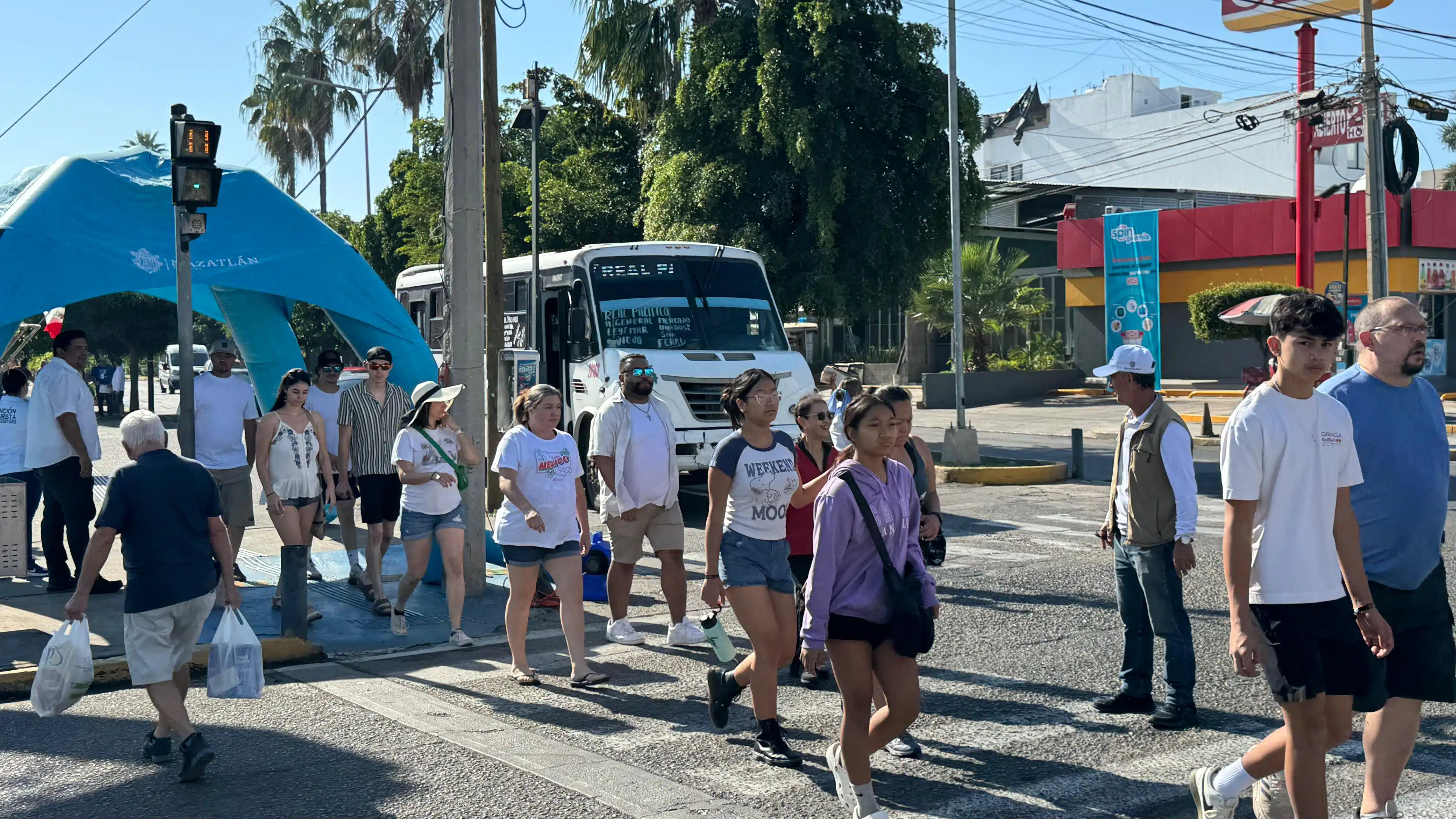 Turistas arribando a Mazatlán en los cruceros "Norwegian Joy" y el “Carnival Panorama”.