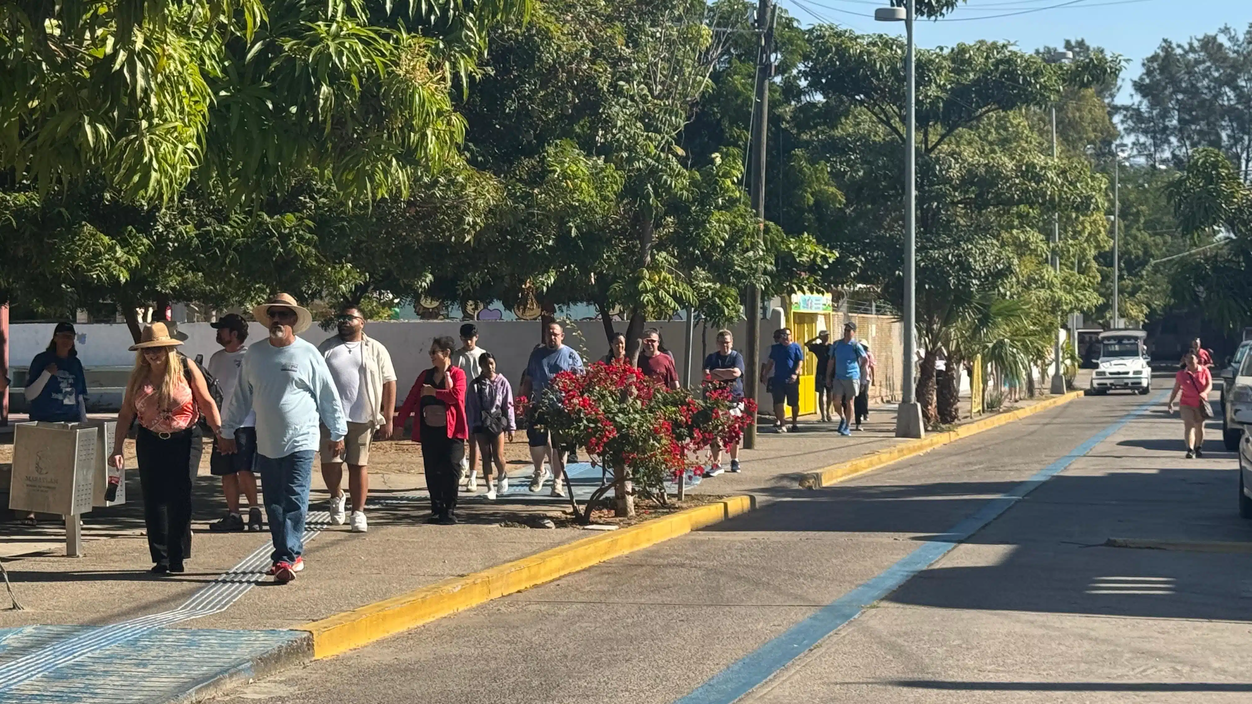 Turistas arribando a Mazatlán en los cruceros "Norwegian Joy" y el “Carnival Panorama”.