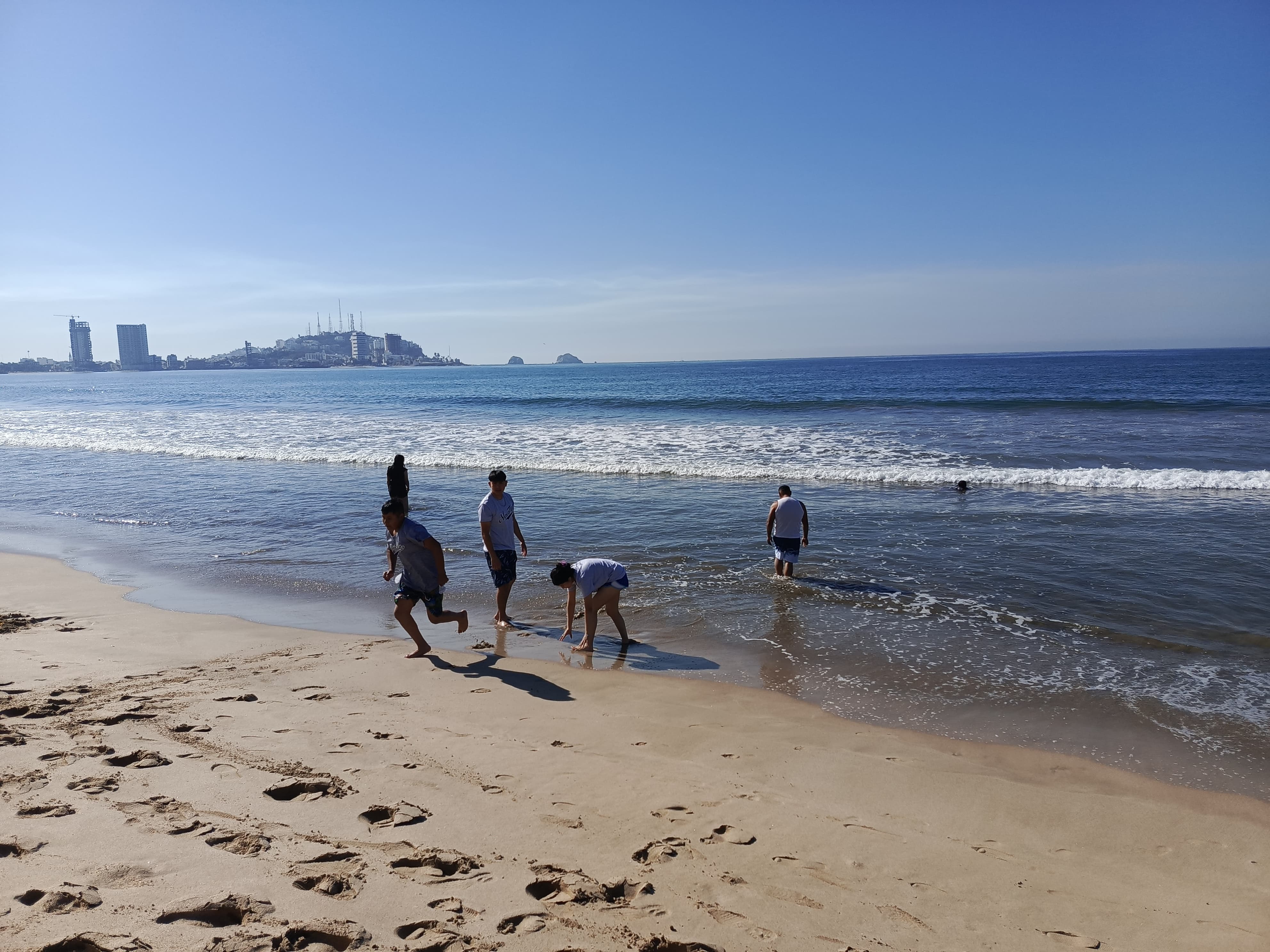 Turistas en playa de Mazatlán