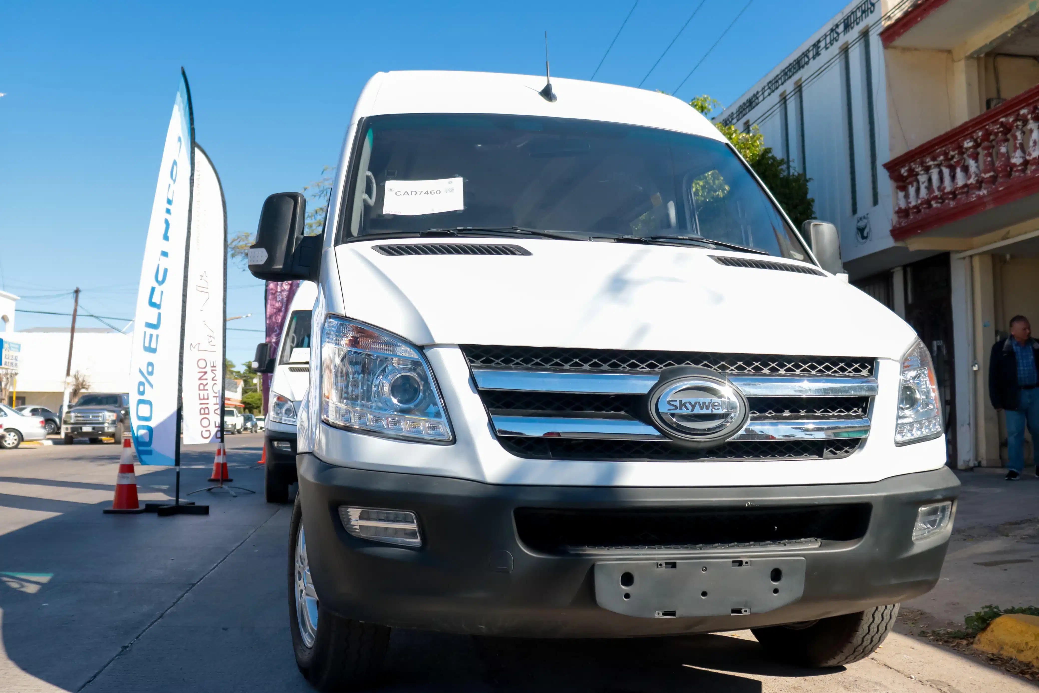 Vista frontal de unidad van transporte eléctrico urbano público Los Mochis