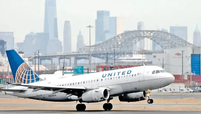 Reportan hallazgo de un cadáver en la rueda de un avión de United Airlines que provenía de Chicago