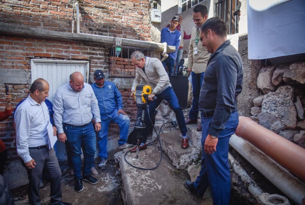 Alcalde Gerardo Vargas Landeros poniendo en marcha la obra de rehabilitación del drenaje sanitario en Topolobampo