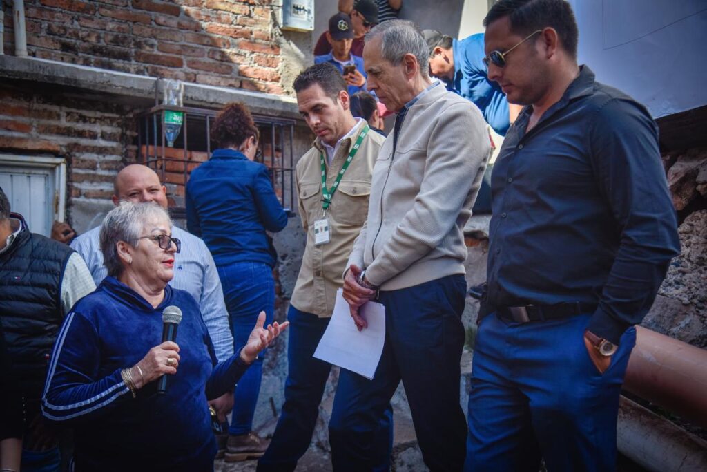 Vecinos agradeciendo a las autoridades la puesta en marcha de estas obras