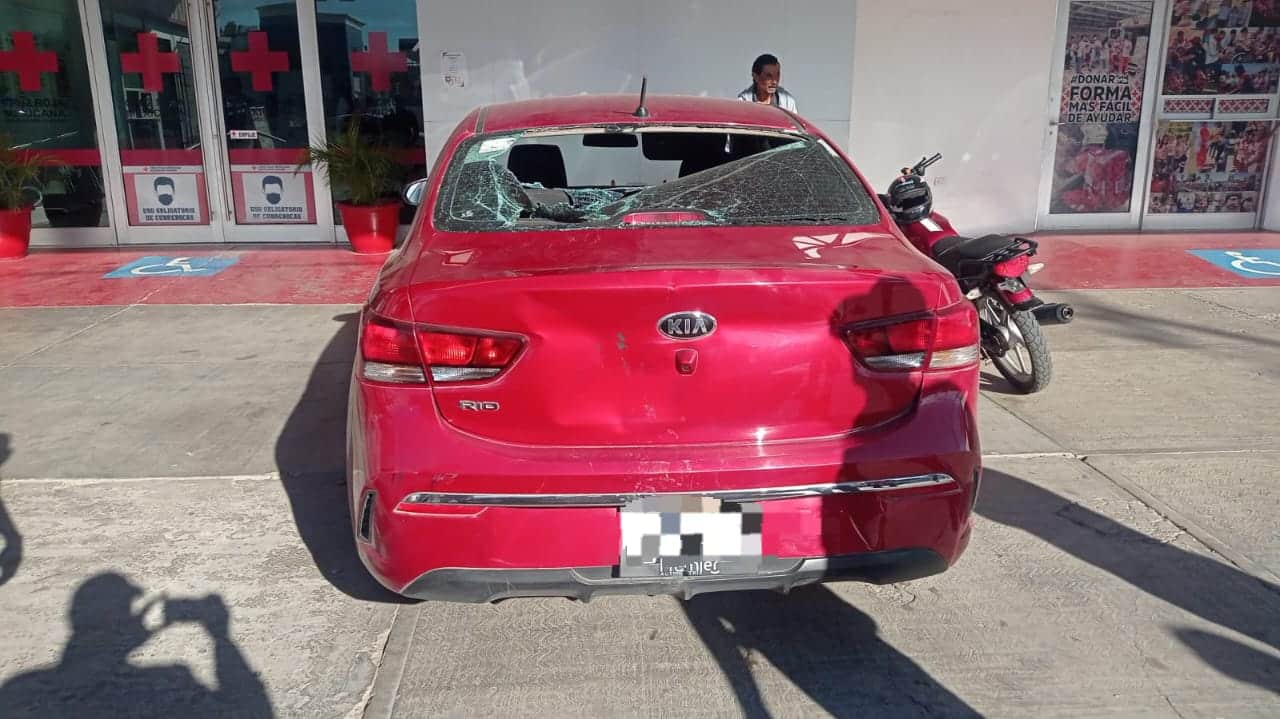 Vehículo Kia Rojo chocado en Guasave