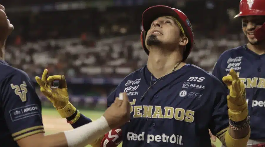 Beisbolista de Venados de Mazatlán festeja triunfo del equipo ante Tomateros de Culiacán